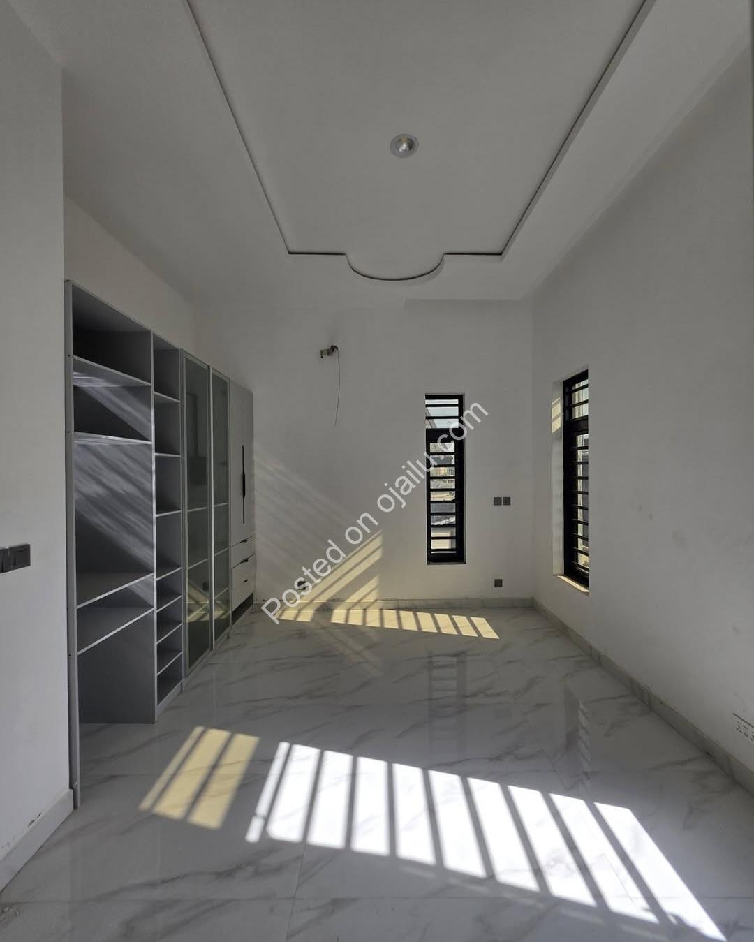 Modern 4-Bedroom Duplex in Prime Chevron