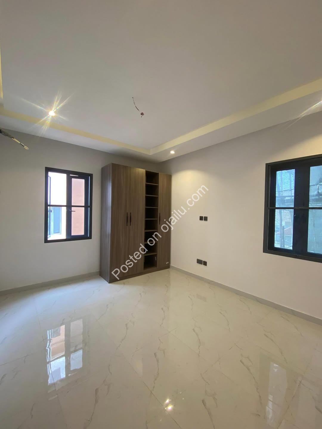 Lekki’s Finest: 2-Bed Luxury Haven with Gym & Balcony