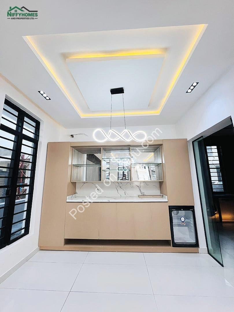Stunning 5-Bed Duplex with Pool & Rooftop View