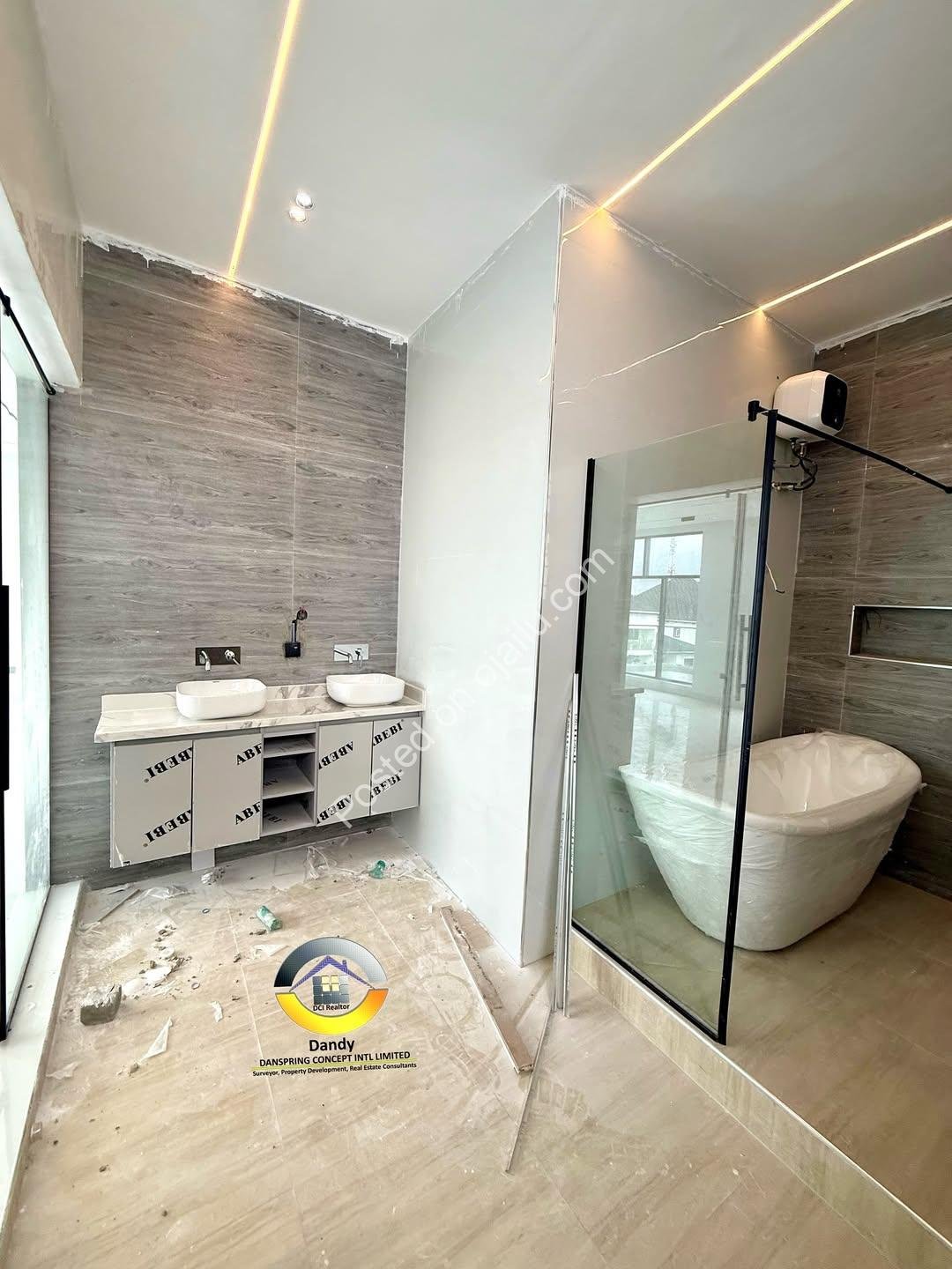 5-Bed Duplex with Pool & Rooftop in Chevron