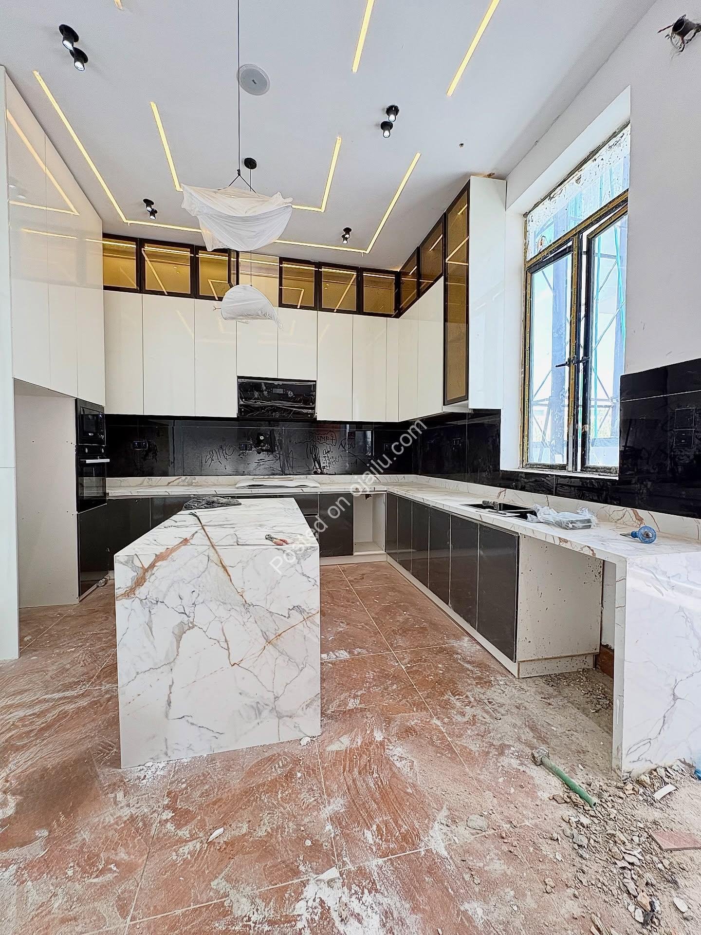 5-Bed Ensuite Paradise with Pool in Ajah